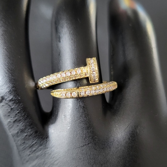 Jewelry - Elegant Gold and Women's Ring